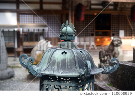 箕面瀧安寺弁天堂參道的展示燈籠 箕面瀧安寺弁天堂參道的展示燈籠 110608939