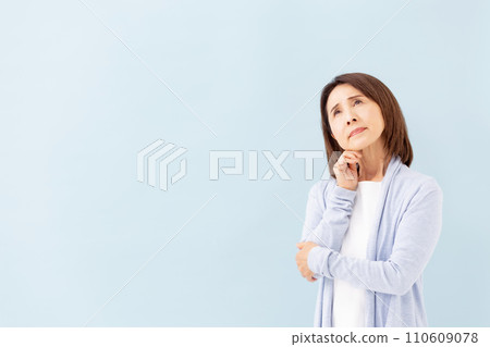 擔心的高級婦女藍色背景 110609078