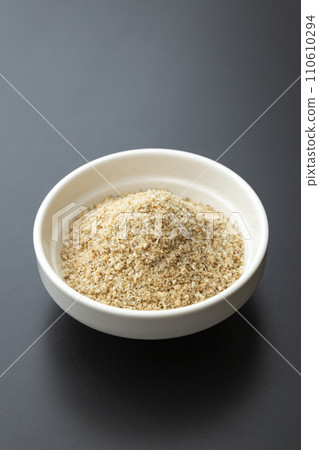 碗裡磨碎的芝麻，黑色背景 110610294