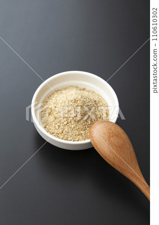 黑色背景碗中的磨碎芝麻和木勺 黑色背景碗中的磨碎芝麻和木勺 110610302