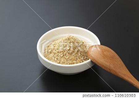 黑色背景碗中的磨碎芝麻和木勺 黑色背景碗中的磨碎芝麻和木勺 110610303