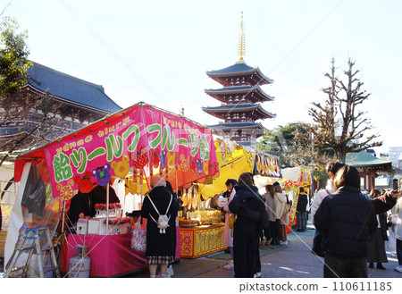 For some reason, I get excited about the stalls at the festival. Eating out with friends 110611185