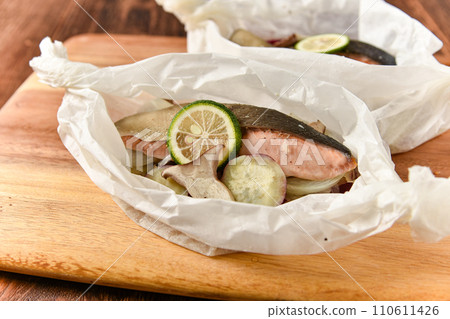 蒸秋季鮭魚和蔬菜，裹著卡波甦的香味 110611426