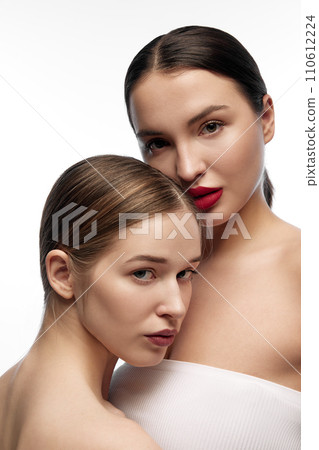 Diverse girls looking at camera, posing, showing their appearance. Holistic approach to health and well-being through clear skin and natural beauty. Diverse girls looking at camera, posing, showing their appearance. Holistic approach to health and well-being through clear skin and natural beauty. 110612224