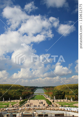 The gardens and Grand Canal seen from the Palace of Versailles under a clear autumn sky (Yvelines, France) 110612575