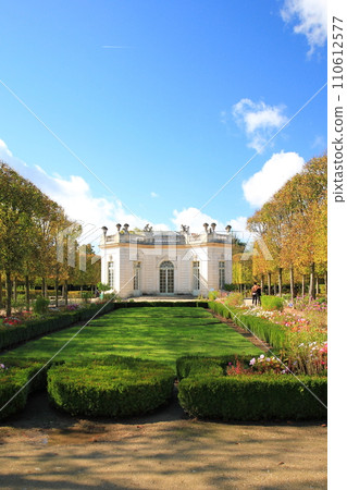 晴朗的秋天天空和凡爾賽宮的法國花園（法國伊夫林省） 110612577