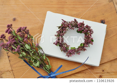 小花環和藤葉乾花花束 110613926