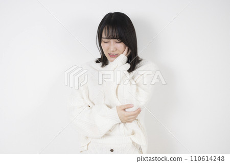牙痛的年輕女子 牙痛的年輕女子 110614248
