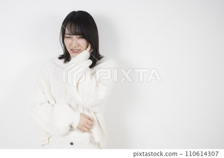 Young woman with a toothache 110614307