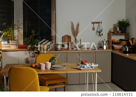 Table with kitchenware and other stuff 110614331
