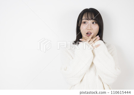 Surprised look young woman 110615444
