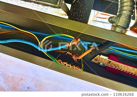 The wires are connected directly to the copper, All wires are placed in the wiring duct The wires are connected directly to the copper, All wires are placed in the wiring duct 110616268