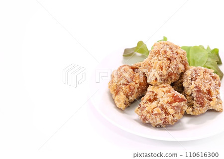 Deep-fried chicken, Tatsuta-age, chicken dish, bright background, white plate Deep-fried chicken, Tatsuta-age, chicken dish, bright background, white plate 110616300