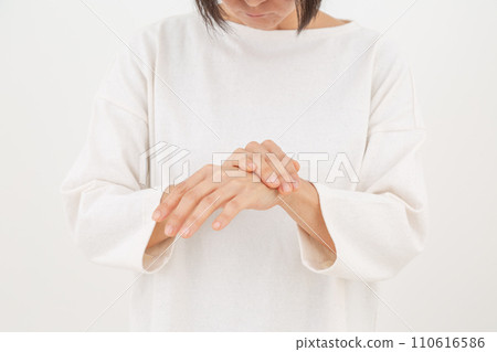 一名中年婦女雙手乾燥乾裂 110616586