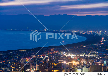 (Shizuoka Prefecture) Numazu coastline and street lights 110616607