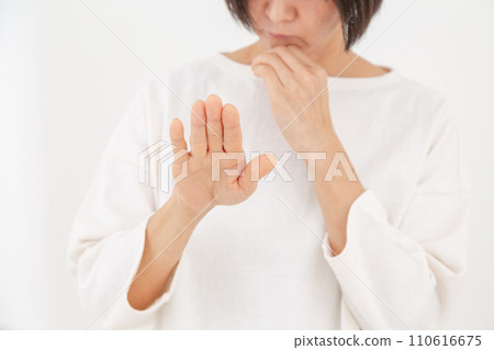 一名中年婦女雙手乾燥乾裂 110616675