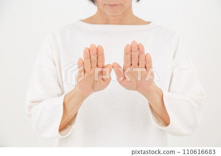 一名中年婦女雙手乾燥乾裂 110616683