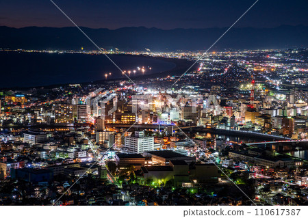 (靜岡縣)沼津海岸線、沿岸的漁燈、路燈 (靜岡縣)沼津海岸線、沿岸的漁燈、路燈 110617387