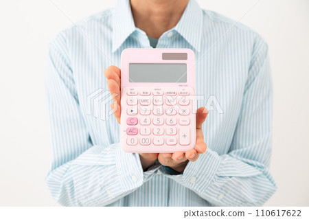Middle woman with calculator Middle woman with calculator 110617622