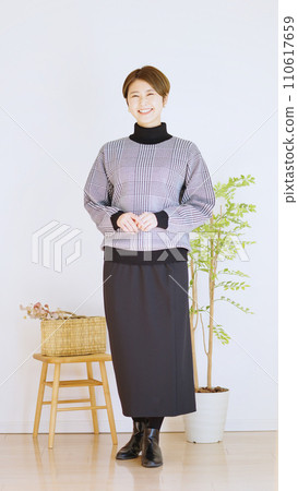 秋冬女裝時尚搭配全身(肖像) 秋冬女裝時尚搭配全身(肖像) 110617659