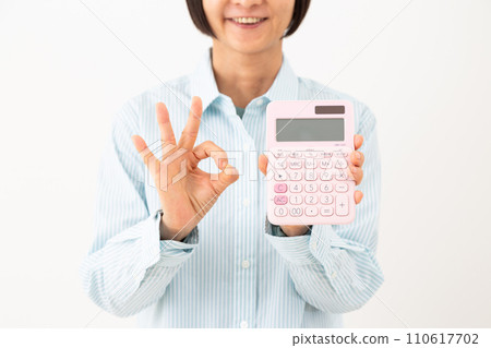 拿著計算器做圓圈標誌的中年婦女 110617702