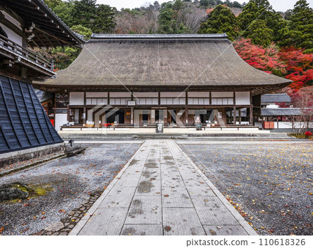 深秋的水石山永源寺本堂 110618326