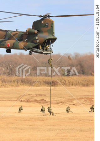 島嶼防禦演習中,士兵用繩索從直升機上下來 島嶼防禦演習中,士兵用繩索從直升機上下來 110618564