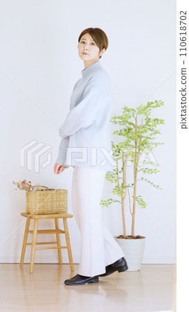 冬季女裝時尚搭配全身（肖像） 110618702