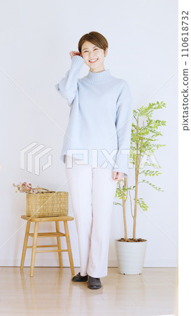 Fashion coordination of women's winter clothes, whole body (portrait) Fashion coordination of women's winter clothes, whole body (portrait) 110618732