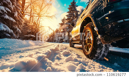 汽車輪胎在雪路上行駛 110619277