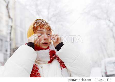 Positive portrait teenage girl in snowfall cityscape Positive portrait teenage girl in snowfall cityscape 110620120