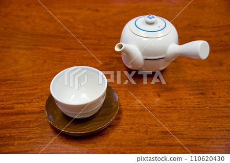 [日本文化] 黃瓜和茶杯放在木桌上 110620430