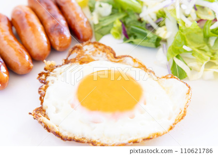 美味的煎蛋、蔬菜沙拉和香腸早餐 110621786