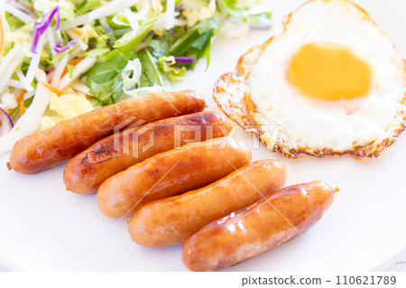 Delicious fried egg, vegetable salad and sausage breakfast 110621789