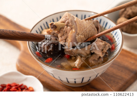 shiitake mushroom chicken soup shiitake mushroom chicken soup shiitake mushroom チキン 110622413