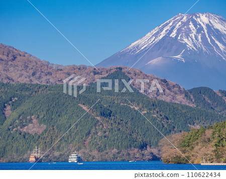 (Kanagawa Prefecture) Lake Ashi cruise pier and Mt. Fuji (Kanagawa Prefecture) Lake Ashi cruise pier and Mt. Fuji 110622434