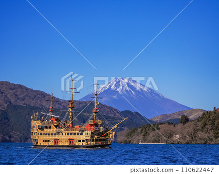 (Kanagawa Prefecture) Lake Ashi cruise pier and Mt. Fuji (Kanagawa Prefecture) Lake Ashi cruise pier and Mt. Fuji 110622447