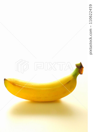 Banana (1 piece, vertical composition) 110622459