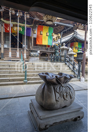 Offerory box shaped like a drawstring bag at Hozanji Temple, Mt. Ikoma, Nara 110622545