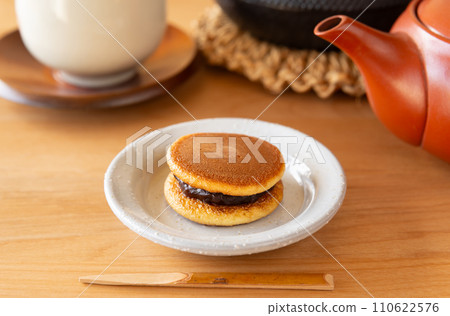 Mini dorayaki for snack, Japanese sweets, sweetness, red bean paste, sweets, bite size, grained andrayaki, mini size Mini dorayaki for snack, Japanese sweets, sweetness, red bean paste, sweets, bite size, grained andrayaki, mini size 110622576