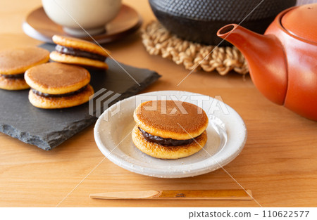 迷你銅鑼燒和茶具、日式點心、點心、點心、紅豆沙、點心、一口大小、粒狀安德拉燒、迷你尺寸 110622577