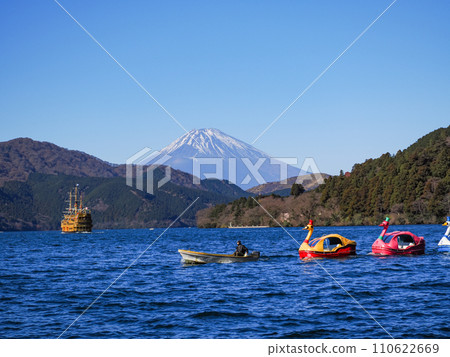(Kanagawa Prefecture) Person pulling a swan-shaped boat on Lake Ashi (Kanagawa Prefecture) Person pulling a swan-shaped boat on Lake Ashi 110622669