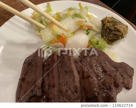 烤牛舌、醃白菜、南蠻味噌 烤牛舌、醃白菜、南蠻味噌 110622719