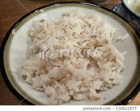 Barley rice (barley rice): A healthy rice dish rich in dietary fiber. Barley rice (barley rice): A healthy rice dish rich in dietary fiber. 110622877