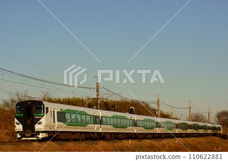 [成田線我孫子口]被夕陽染紅的E257系列團體列車 110622881