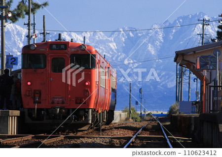 冰見線喜波40系列柴油列車在高聳如牆的立山山脈下悠閒地行駛_攝於2023年12月30日 冰見線喜波40系列柴油列車在高聳如牆的立山山脈下悠閒地行駛_攝於2023年12月30日 110623412