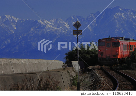 冰見線喜波40系列柴油列車在高聳如牆的立山山脈下悠閒地行駛_攝於2023年12月30日 110623413