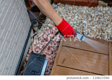 一個人鋪設碎石，園藝，園藝 110623560