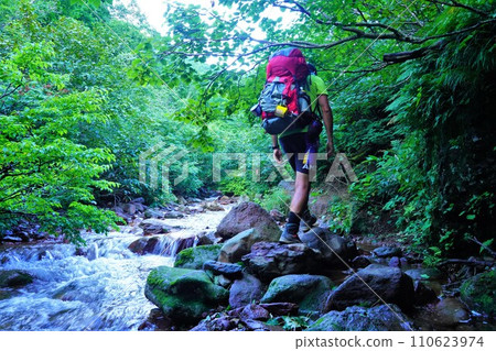 沿著斜岳溪流行走的登山者 沿著斜岳溪流行走的登山者 110623974