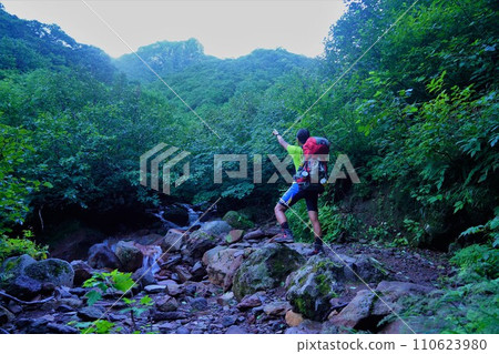 登山者指著Sharidake山頂 110623980